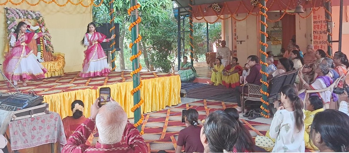 तिगांव स्थित प्रणव कन्या संघ ने 23वां स्थापना दिवस बड़े ही धार्मिक उत्साह और परंपरागत बांग्ला रीति-रिवाजों के साथ मनाया