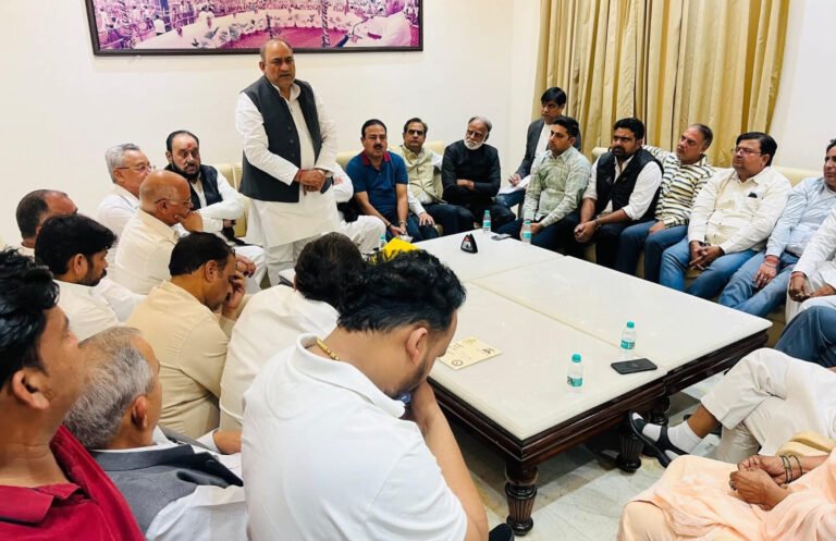 जिला कांग्रेस कमेटी कार्यालय में जिला अध्यक्ष बलजीत कौशिक ने बैठक का आयोजन किया, आगामी  15 नवंबर को होने वाले प्रदर्शन को कामयाब करने का आह्वान किया