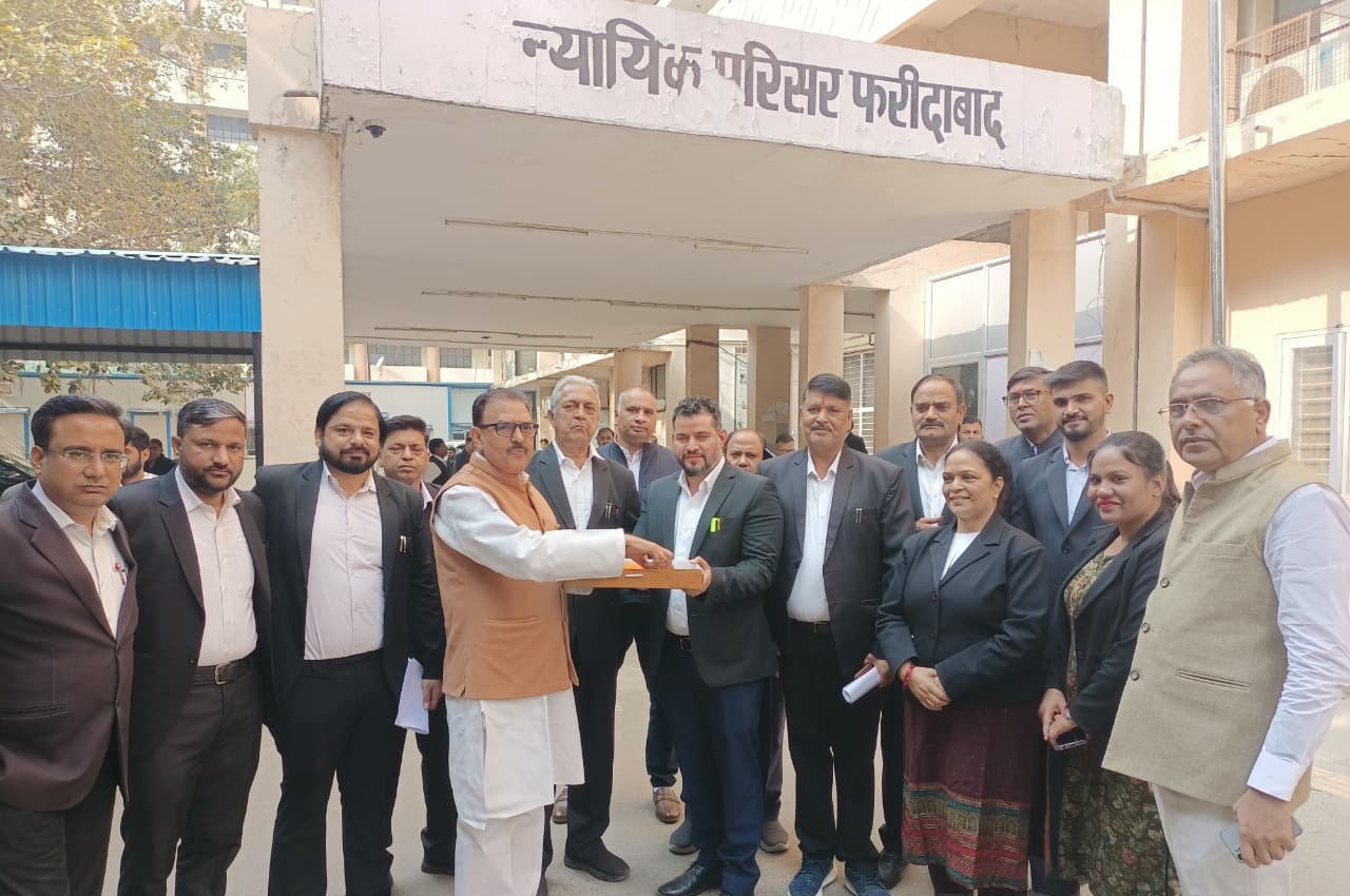 श्री सूर्यकांत जी के सुप्रीम कोर्ट के 53वें मुख्य न्यायाधीश बनने पर फरीदाबाद न्यायालय परिसर सेक्टर-12 में मिठाई बांटी गई