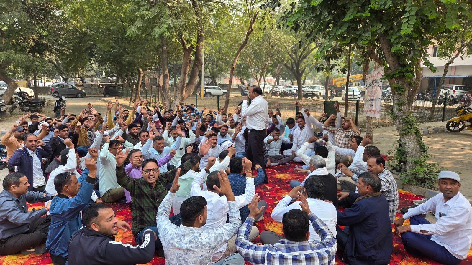 डीएचबीवीएन सर्कल सेक्टर-23 प्रांगण में कर्मचारियों ने अधीक्षण अभियन्ता के खिलाफ जोरदार नारेबाजी की