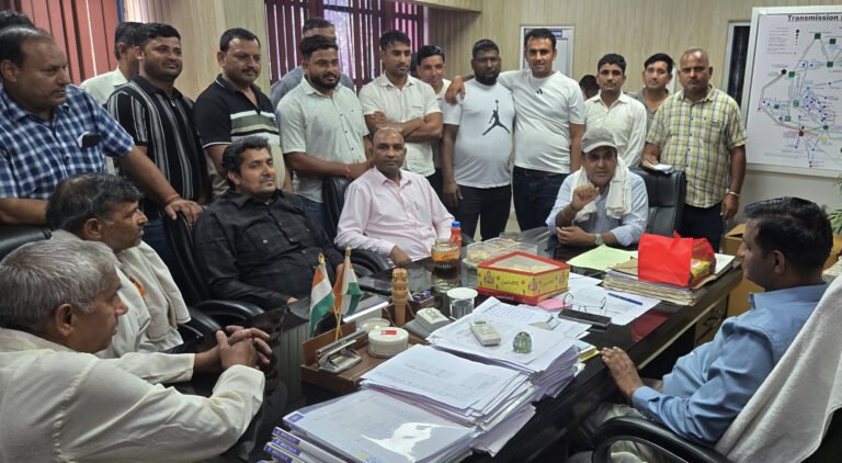 कर्मचारियों के मुद्दों को लेकर एचएसईबी वर्कर यूनियन कार्यकारिणी बल्लबगढ़ के एक्सईएन संजय कुमार मंगला से मिली