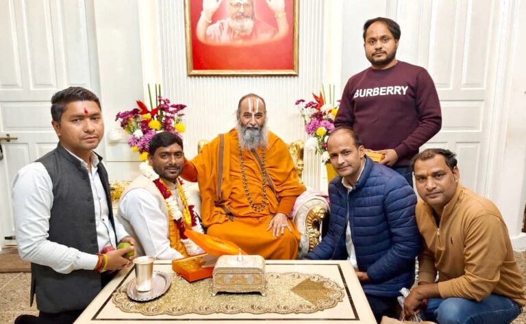 शपथ ग्रहण के बाद सिद्धदाता आश्रम पहुंचे पार्षद जसवंत सैनी, स्वामी श्री पुरुषोत्तमाचार्य जी महाराज से आशीर्वाद लेकर शहर के सुख- समृद्धि की कामना की