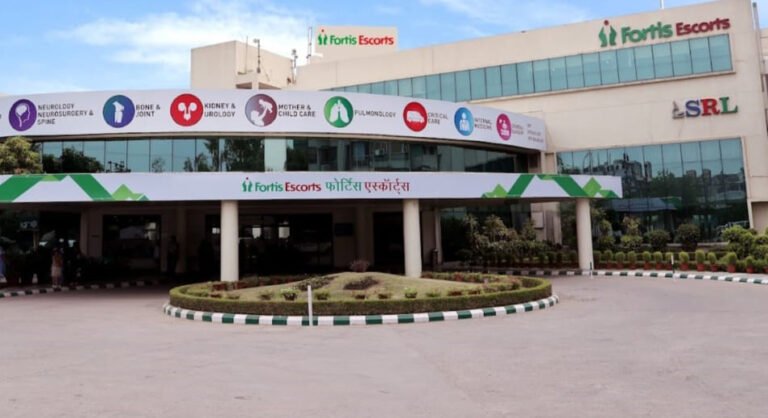 फोर्टिस एस्कॉर्ट्स फरीदाबाद में, बोन ट्यूमर से ग्रस्त 47-वर्षीय मरीज के पैर की जटिल रीकंस्ट्रक्शन सर्जरी ने पैर कटने से बचाया