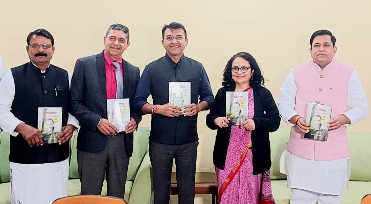 मुख्यमंत्री के मीडिया सलाहकार एवं भाजपा के राष्ट्रीय प्रवक्ता राजीव जेटली ने डॉ. प्रीता पंवार की पुस्तक ‘जर्नी ट्रू स्टोरी ऑफ सोल्जर’ का विधिवत विमोचन किया