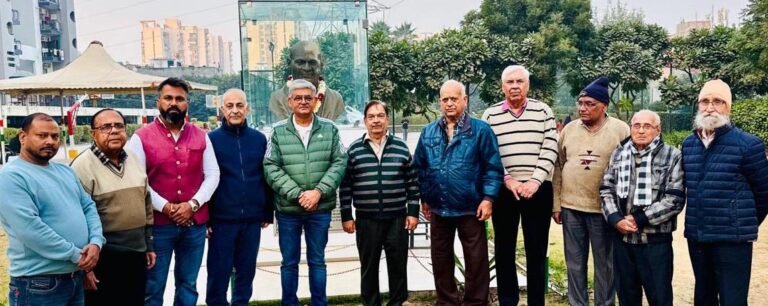 लौह पुरुष सरदार वल्लभभाई पटेल जी की पुण्यतिथि पर ओमेक्स हाइट्स, सेक्टर-86 के सीनियर नागरिकों द्वारा  पुष्प अर्पित कर भावपूर्ण श्रद्धांजलि दी गई