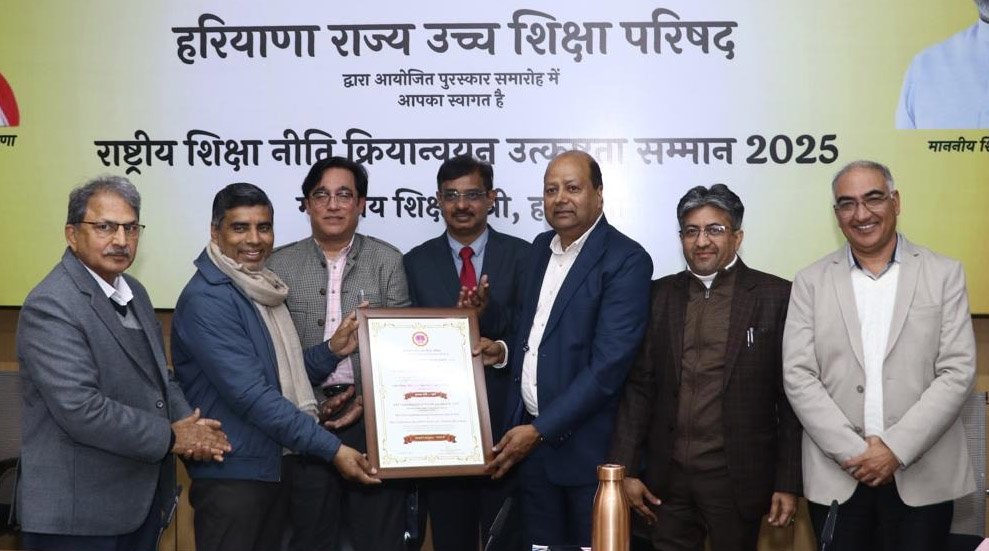 उपलब्धियों के आसमान में एसवीएसयू की एक और छलांग, शिक्षा मंत्री महिपाल ढांडा ने कुलगुरु प्रोफेसर दिनेश कुमार को प्रदान किया सम्मान  