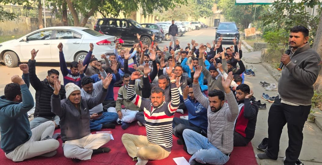 “मौत के फरमान से कम नही है ऑनलाइन ट्रांसफर पोलिसी”, कर्मचारियों ने प्रदर्शन कर जताया विरोध