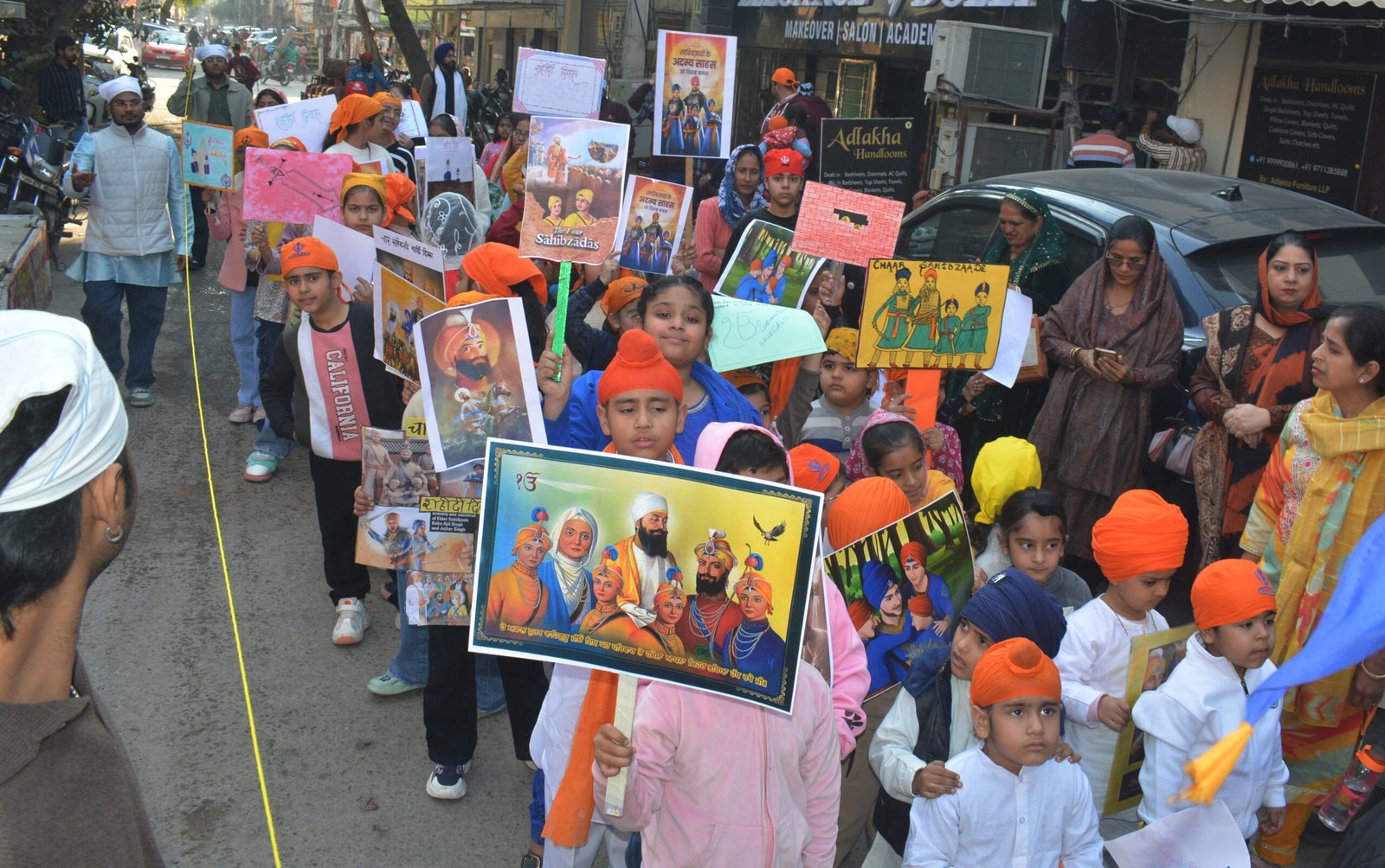 शहीदी दिवस के उपलक्ष्य में रैली का आयोजन किया गया, छोटे-छोटे बच्चों ने हाथों में साहिबज़ादों के जीवन और शहादत से संबंधित पोस्टर तैयार कर प्रदर्शित किया