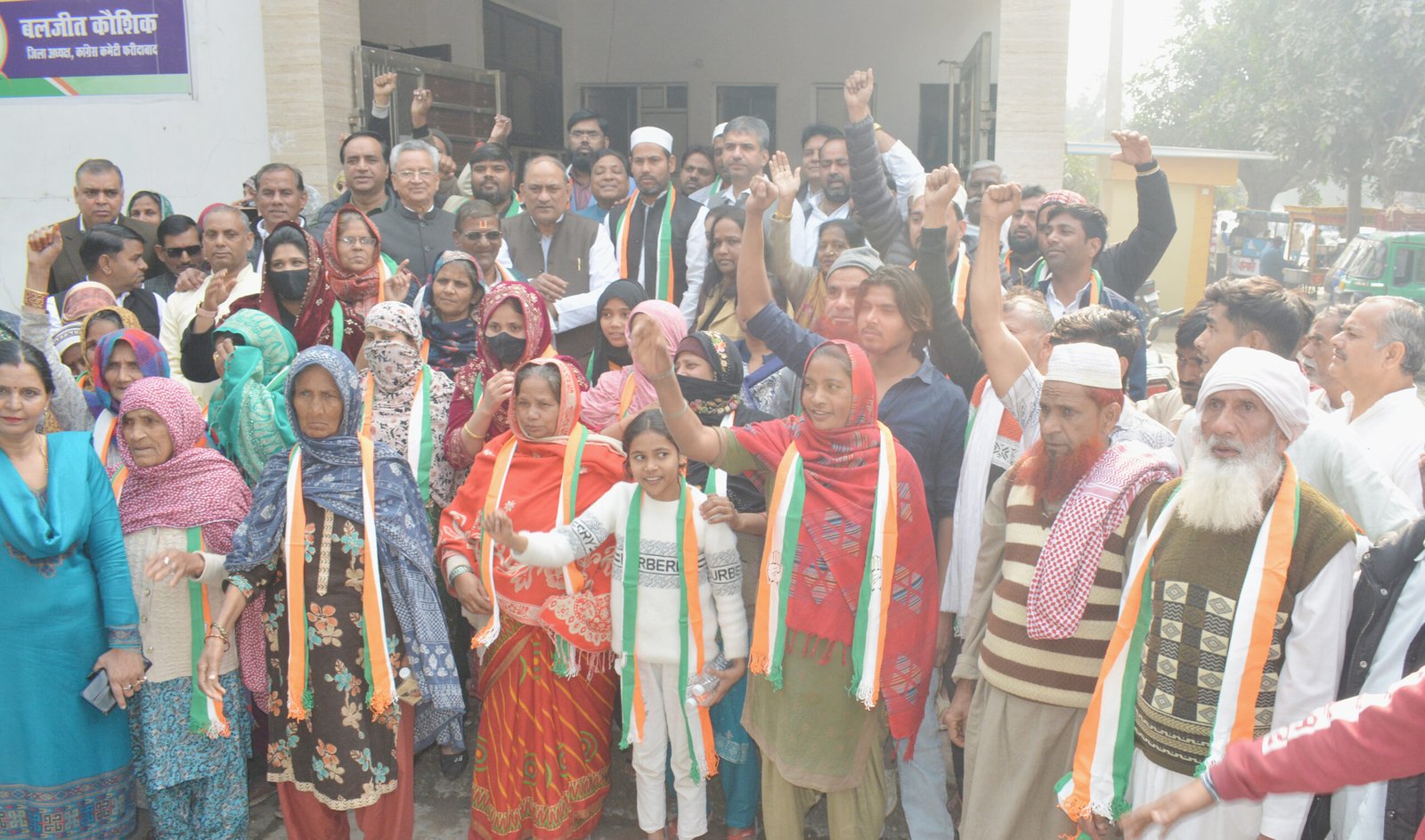 बडख़ल गांव के सैकड़ों लोगों ने कांग्रेस का दामन थामा, जिलाध्यक्ष बलजीत कौशिक ने पूरा मान-सम्मान देने का दिया भरोसा