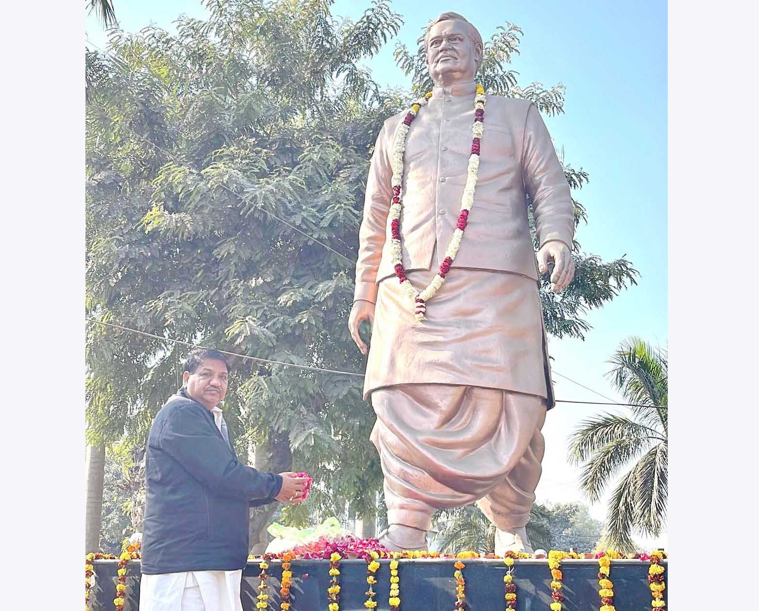 ठाकुर उमेश भाटी ने अटल जी को किया नमन, बताया विकास के विजन से देश को बढ़ाने वाला नेता