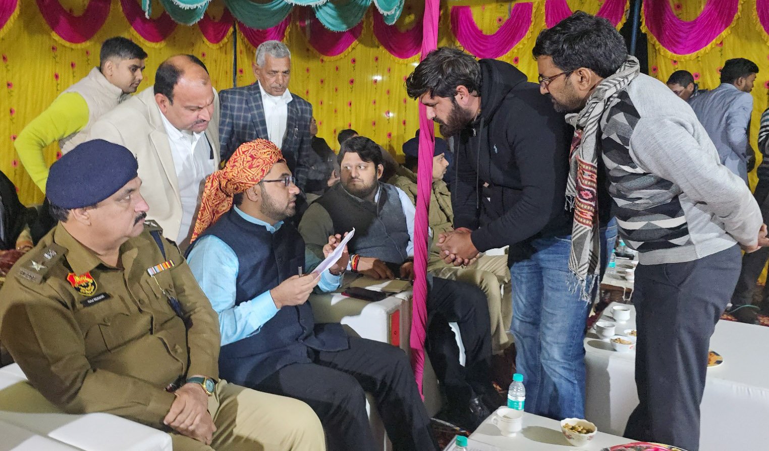 रात्रि ठहराव कार्यक्रम के दौरान जिला उपयुक्त आयुष सिन्हा ने मंझावली गांव में किया ग्रामीणों से संवाद