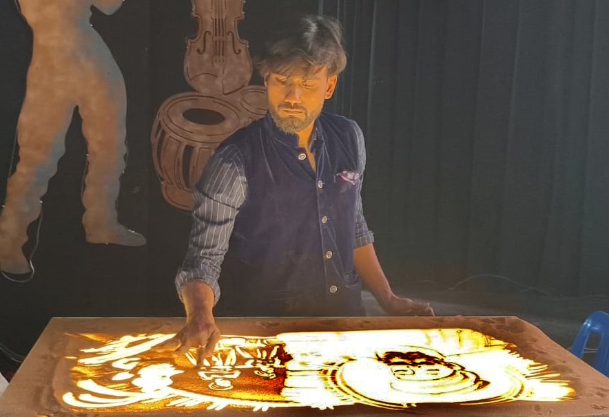 सैंड आर्ट शो के माध्यम से गुरु गोबिंद सिंह जी के साहिबजादों के सर्वोच्च बलिदान को प्रदर्शित कर अर्पित की गई भावपूर्ण श्रद्धांजलि