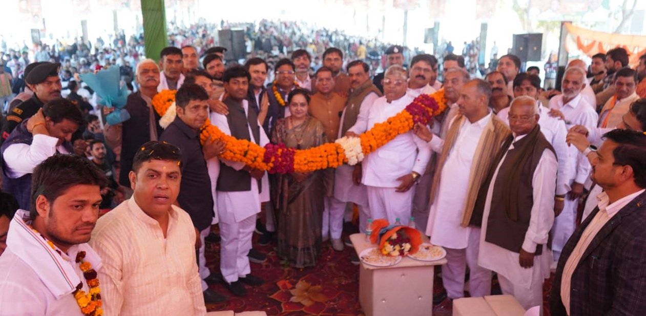 मोहना मार्केट कमेटी के चेयरमैन को शपथ दिलाने पहुंचे प्रदेश के मंत्रीगण, मेयर 