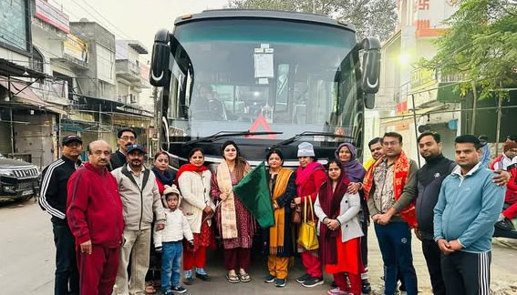 पार्षद शेफाली सिंगला ने किया खाटू श्याम बाबा निशुल्क यात्रा बस का शुभारंभ