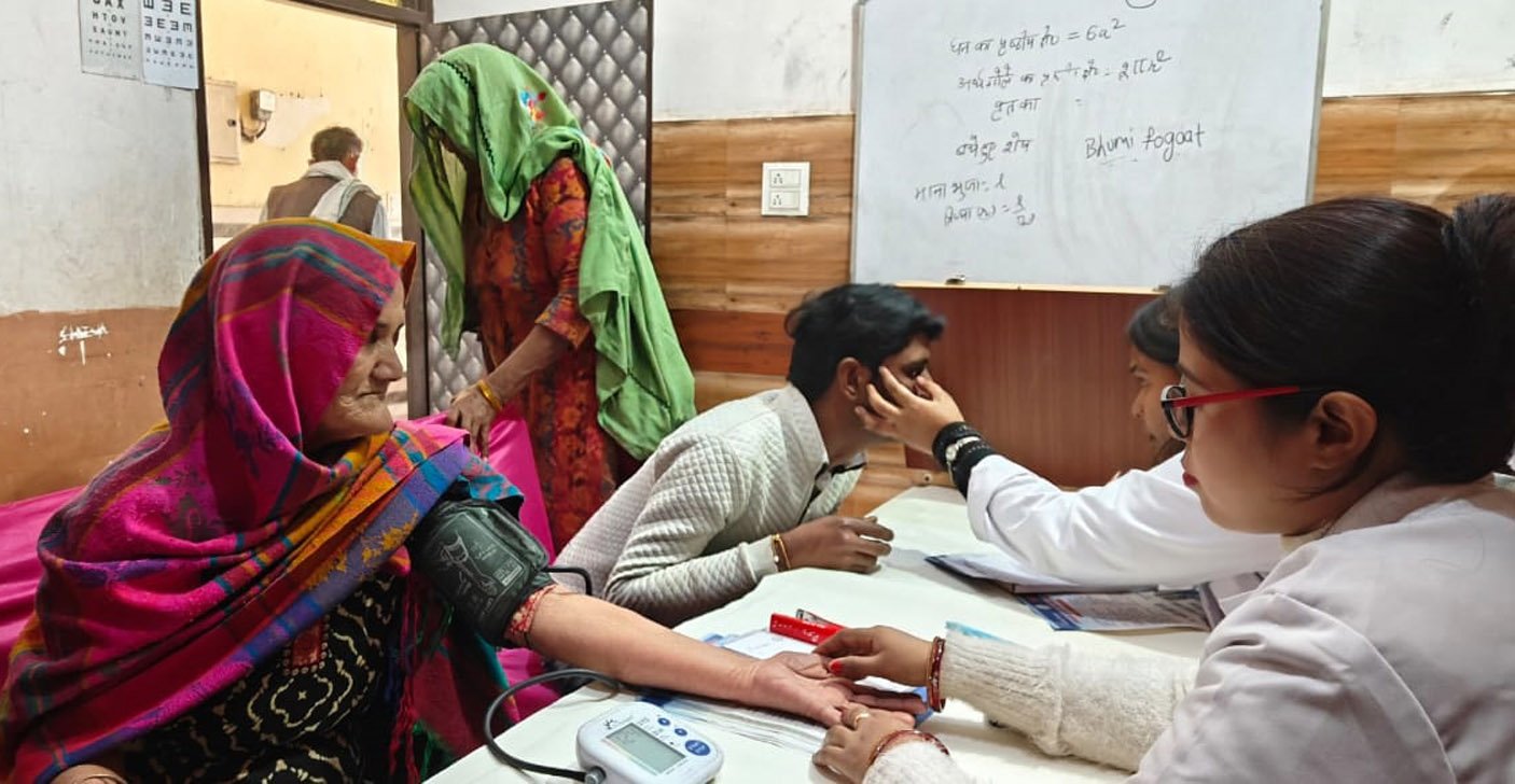 डॉ. सूरज प्रकाश आरोग्य केंद्र ने Rotary Club Of Professional के साथ मिलकर लगाया निशुल्क जांच शिविर, 110 लोगों ने कराई अपनी स्वास्थ्य जांच