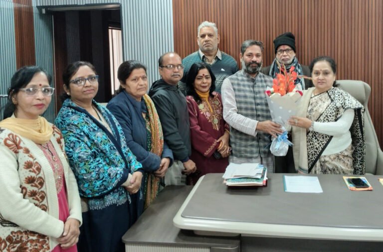 फरीदाबाद रेफर मुक्त संघर्ष समिति की टीम ने आज मेयर श्रीमती प्रवीण बत्रा जोशी से सैक्टर-16 स्थित निवास पर मुलाकात की और स्मृति चिन्ह भेंट किया