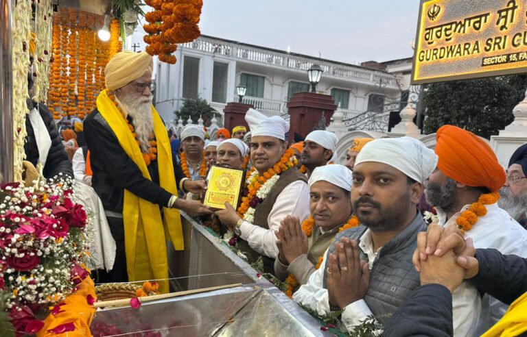 श्रद्धा के साथ नगर कीर्तन का किया भव्य स्वागत, सनातन मूल्यों की रक्षा हेतु गुरु गोविंद सिंह जी के परिवार का बलिदान इतिहास में अद्वितीय : पंकज पूजन रामपाल