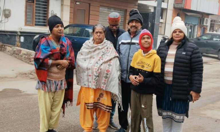 कडक़ती ठड़ में दो बुजुर्ग महिलाओं का सहारा बना ताऊ देवीलाल वृद्वाश्रम