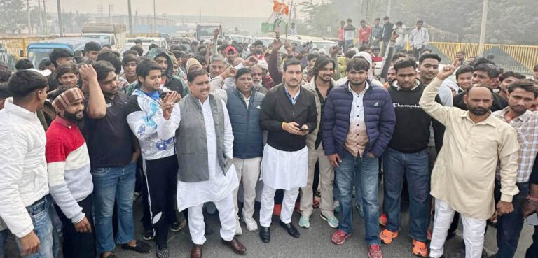 तिगांव क्षेत्र से रोहित नागर के नेतृत्व में हजारों की संख्या में दिल्ली रैली में पहुंचे कांग्रेसी, सैकडों गाडियों में लंबे काफिले के साथ टोल-प्लाजा से रवाना हुए