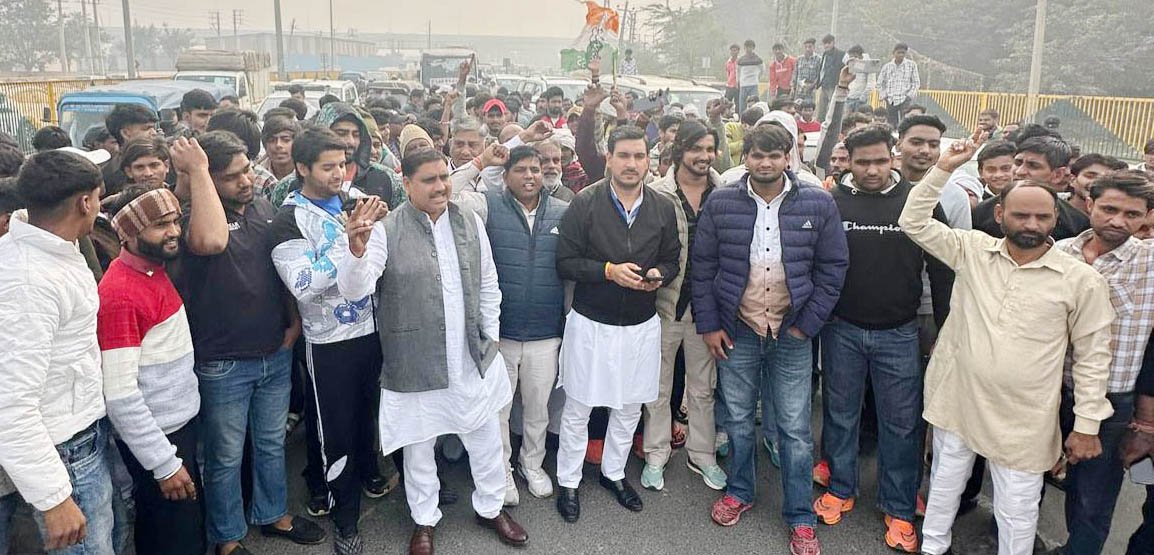 तिगांव क्षेत्र से रोहित नागर के नेतृत्व में हजारों की संख्या में दिल्ली रैली में पहुंचे कांग्रेसी, सैकडों गाडियों में लंबे काफिले के साथ टोल-प्लाजा से रवाना हुए