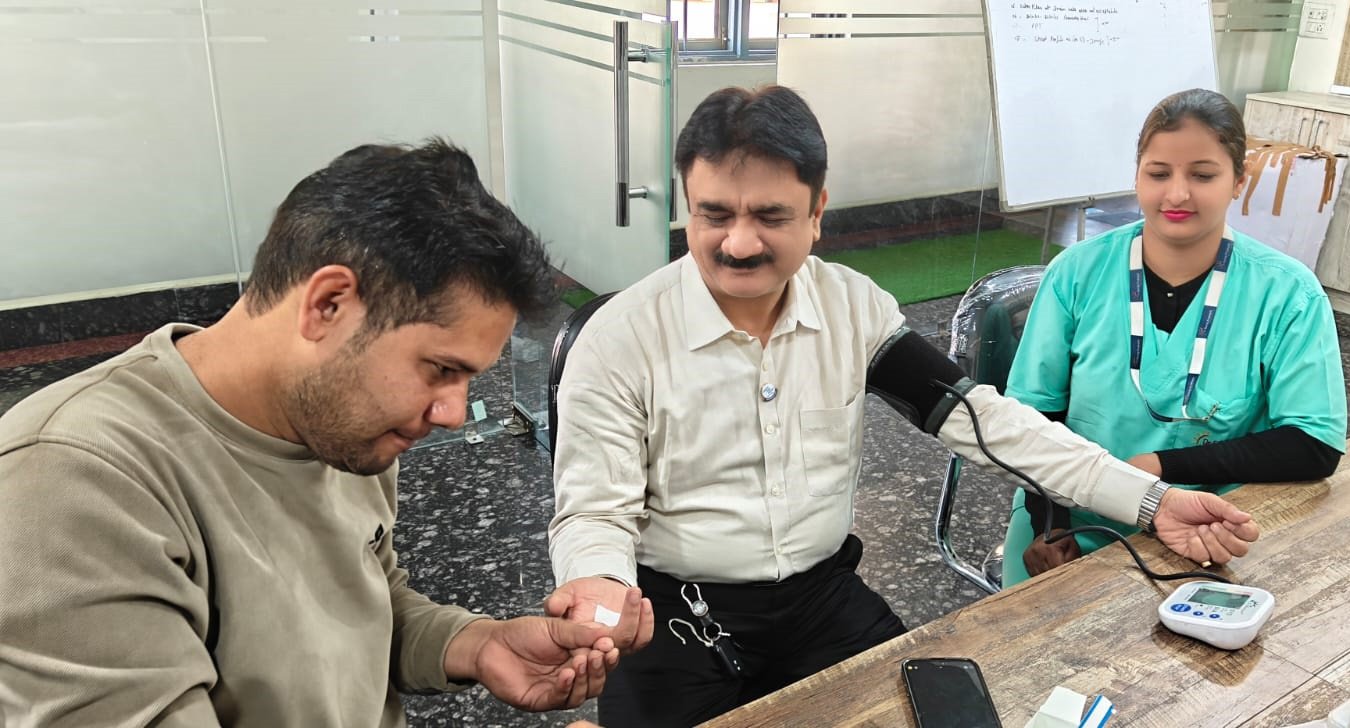 डॉ. सूरज प्रकाश आरोग्य केंद्र ने सरूरपुर इंडस्ट्रियल एसोसियेशन के साथ मिलकर लगाया मुफ्त जांच शिविर, 121 लोगों ने कराई स्वास्थ्य जांच