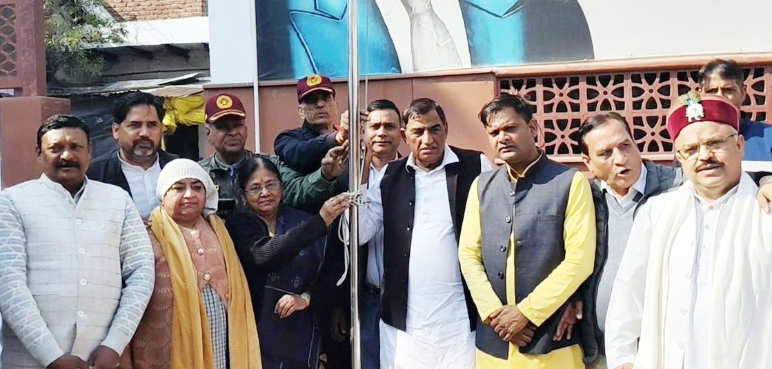 आम आदमी पार्टी कार्यालय पर गणतंत्र दिवस धूमधाम से मनाया गया,  हर भारतीय को प्राणों से बढकर करनी चाहिए आजादी रुपी धरोहर की रक्षा : पं. राजेंद्र शर्मा