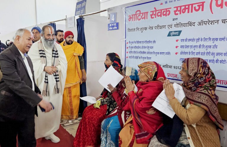 श्री सिद्धदाता आश्रम में चिकित्सा शिविर का आयोजन किया गया, जगद्गुरु स्वामी पुरुषोत्तमाचार्य ने किया  शुभारंभ, 623 ने उठाया लाभ 