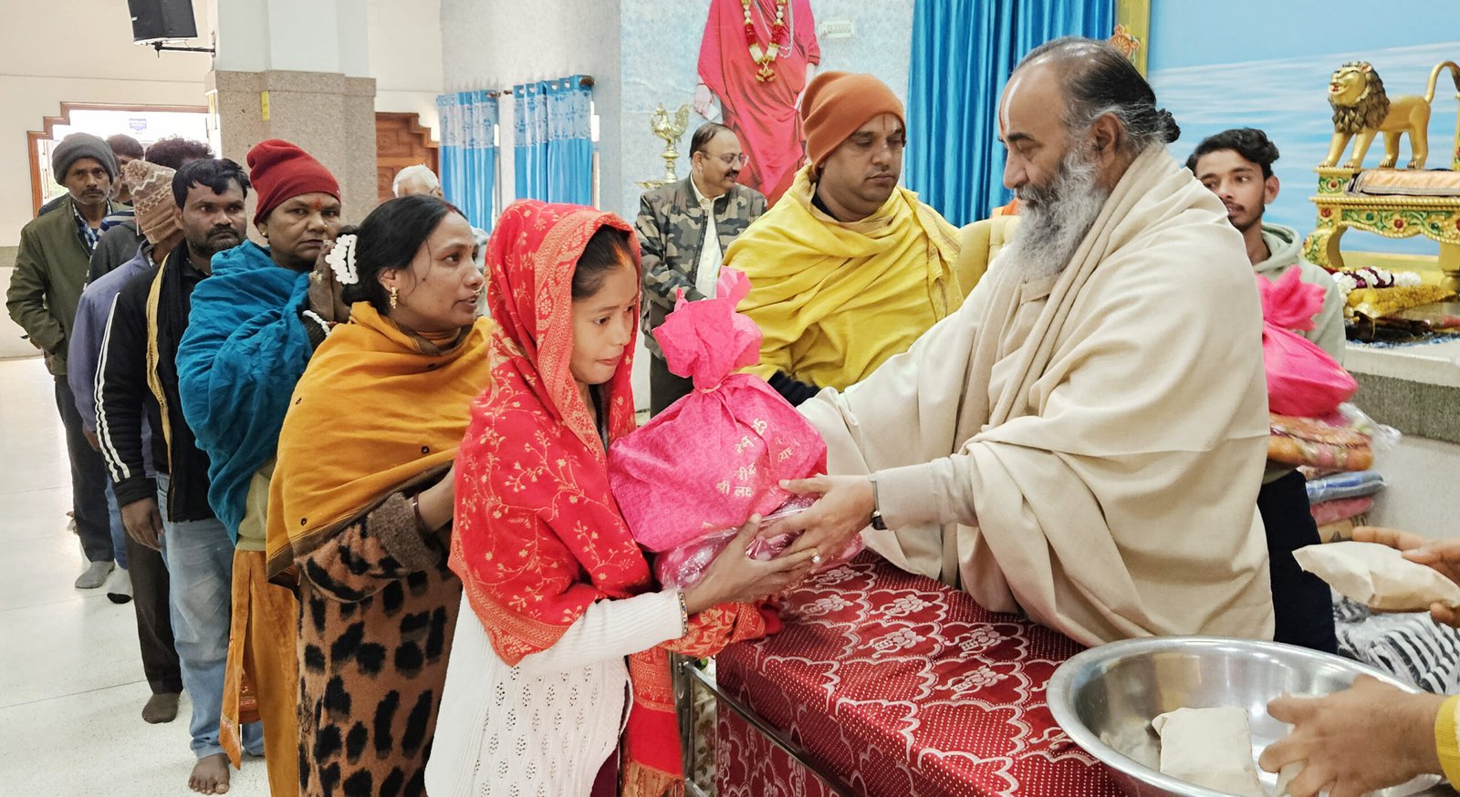 श्री सिद्धदाता आश्रम की ओर से जरूरतमंदों में जरूरत का सामान वितरित