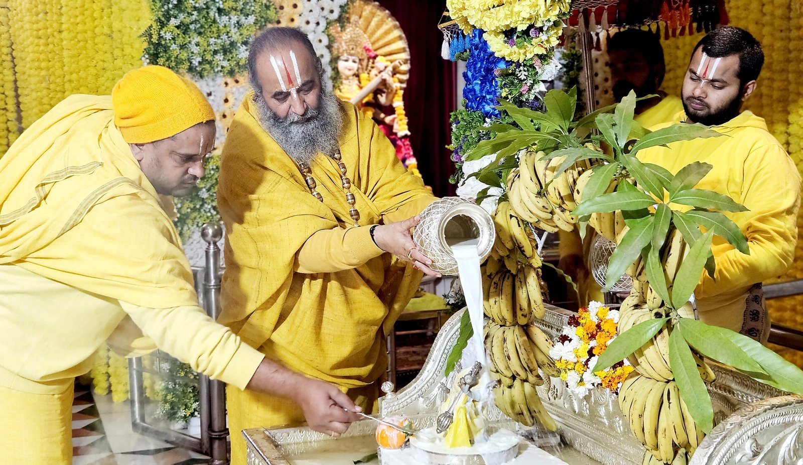 बसंत पंचमी पर श्री लक्ष्मी नारायण दिव्यधाम में मां सरस्वती का भव्य अभिषेक