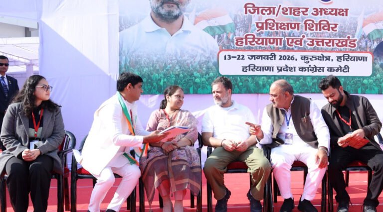 राहुल गांधी के समक्ष जिलाध्यक्ष बलजीत कौशिक ने अपने पिछले 50 सालों के परिवारिक रिश्तों का दिया ब्योरा