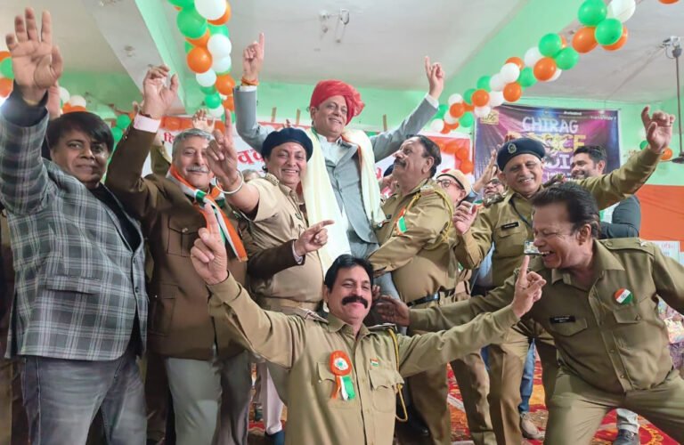 77वें गणतंत्र दिवस पर विधायक धनेश अदलखा झंडा फहराने के बाद एसोसिएशन पदाधिकारियों के साथ देशभक्ति गीतों पर खूब नाचे