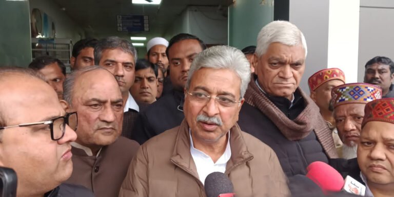 लिफ्ट देकर सामूहिक दुष्कर्म की पीडि़ता के परिजनों से प्रदेश कांग्रेस अध्यक्ष राव नरेन्द्र ने मुलाकात की और हर संभव सहायता का भरोसा दिलाया