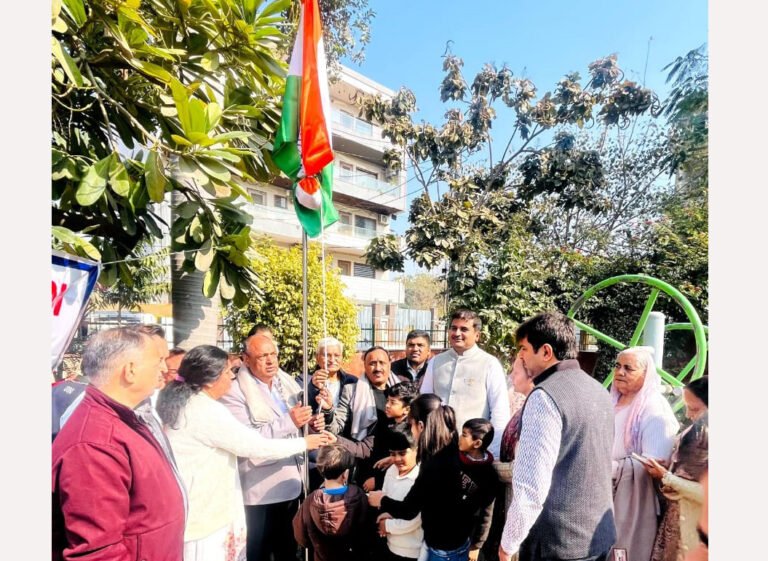वासुदेव अरोड़ा ने सेक्टर- 10 में फहराया तिरंगा, देश की  अखंडता और गौरव रक्षा के लिए हमें संकल्प लेना चाहिए