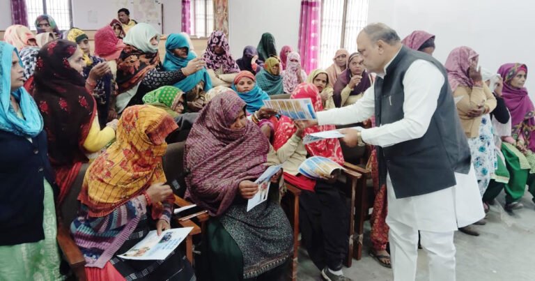 जिला कांग्रेस अध्यक्ष बलजीत कौशिक ने आधा दर्जन गांवों में अभियान चलाकर भाजपा सरकार द्वारा मनरेगा को कमजोर किये जाने के बारे में ग्रामीणों व मजदूरों को किया जागरूक