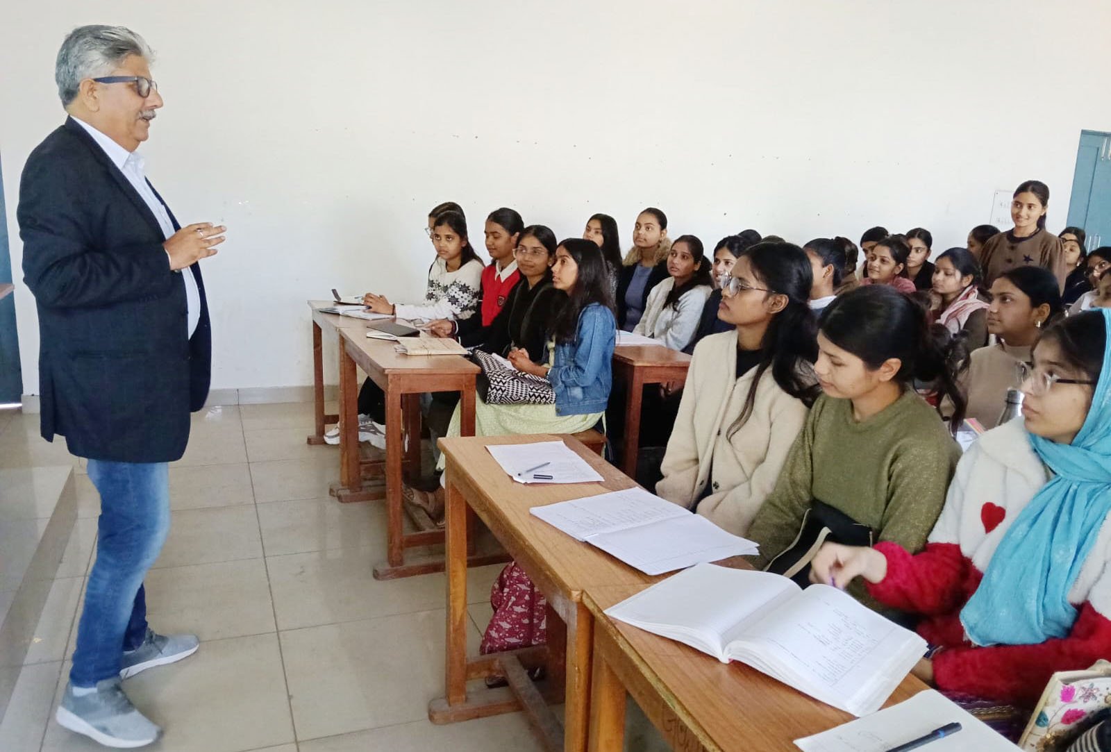 राजकीय महिला महाविद्यालय सेक्टर 16-ए में भारतीय पत्रकारिता के इतिहास एवं वर्तमान परिदृश्य पर किया गया मंथन