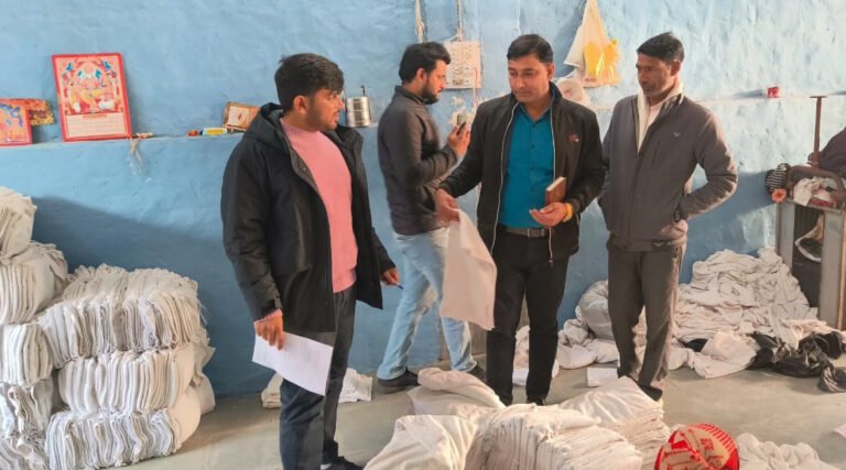 मुख्यमंत्री उडन दस्ता द्वारा जिला फरीदाबाद क्षेत्र में कपड़े धोने की लॉन्ड्री अवैध चलाई जाने पर मारा छापा