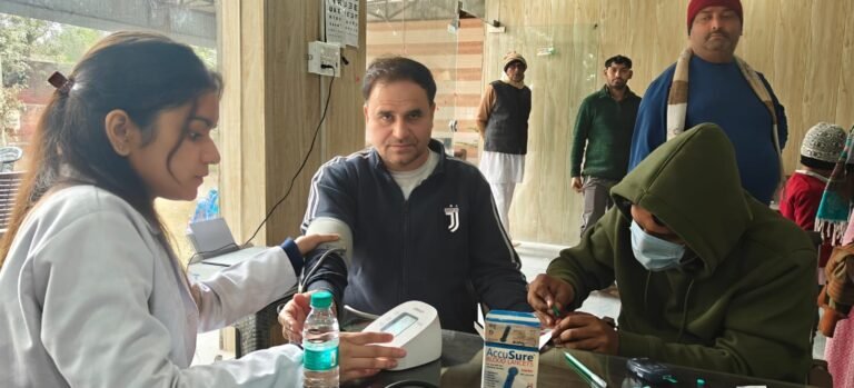 डॉ. सूरज प्रकाश आरोग्य केंद्र ने चांदपुर सरपंच सूरजपाल भूरा के साथ मिलकर लगाया मुफ्त जांच शिविर