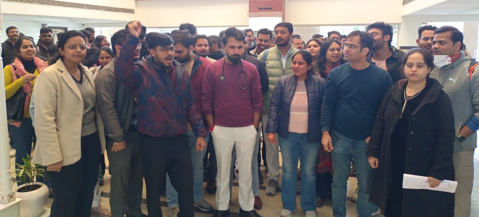 ईएसआईसी मेडिकल कॉलेज एवं अस्पताल में कार्यरत वरिष्ठ रेजीडेंट डॉक्टरों ने डीन डॉ. कालीदास दत्तात्रय चव्हाण पर दुर्व्यवहार का आरोप लगाते हुए हड़ताल पर गए