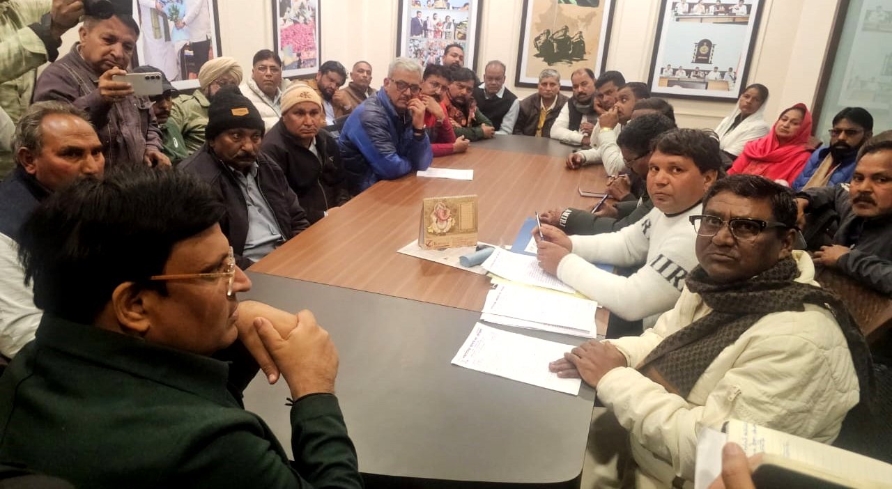नगरपालिका कर्मचारी संघ ने सेक्टर -16 सागर सिनेमा पर प्रदर्शन करते हुए मंत्री विपुल गोयल से मुलाकात की और ज्ञापन सौपा