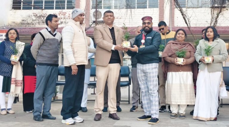 77वें गणतंत्र दिवस पर डीएवी शताब्दी महाविद्यालय में  शिक्षकों को किया सम्मानित