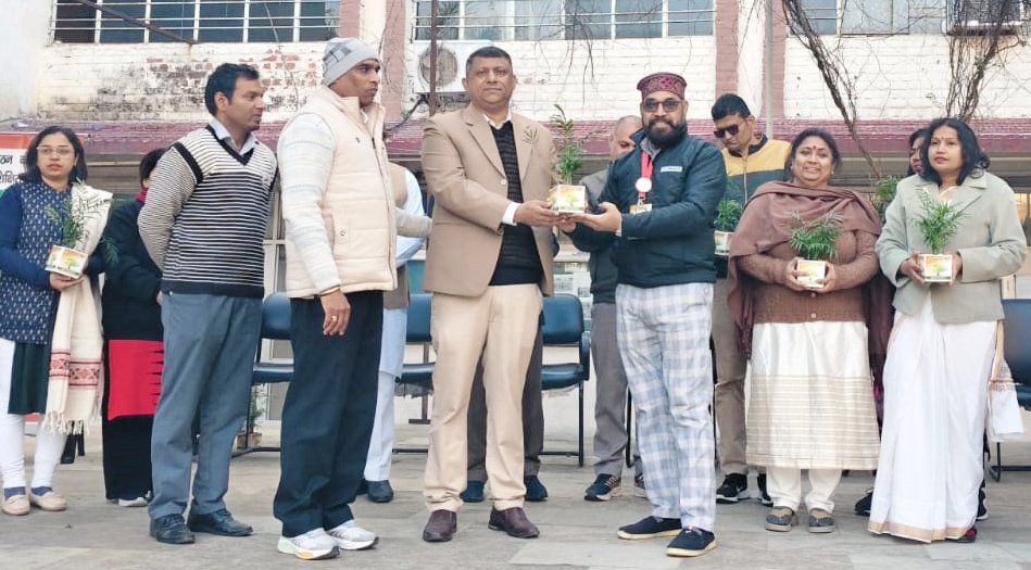 77वें गणतंत्र दिवस पर डीएवी शताब्दी महाविद्यालय में  शिक्षकों को किया सम्मानित