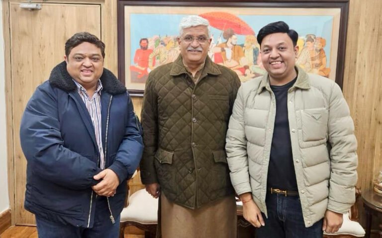 केंद्रीय मंत्री गजेंद्र सिंह शेखावत से मिलकर अल्फा अभिराशी ग्रुप के डायरेक्टर युवा उद्योगपति आशीष जैन व अभिषेक जैन ने दी नववर्ष की शुभकामनाएं