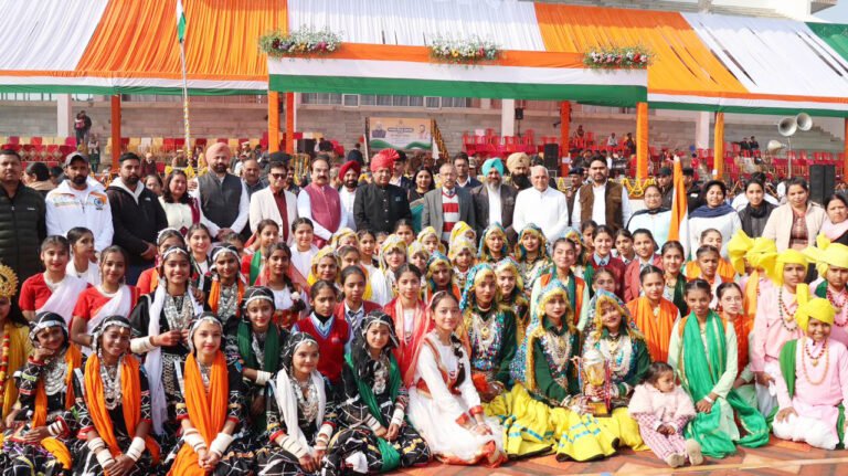 सिरसा में जिला स्तरीय समारोह में कैबिनेट मंत्री विपुल गोयल ने राष्ट्रिय ध्वज फहराया