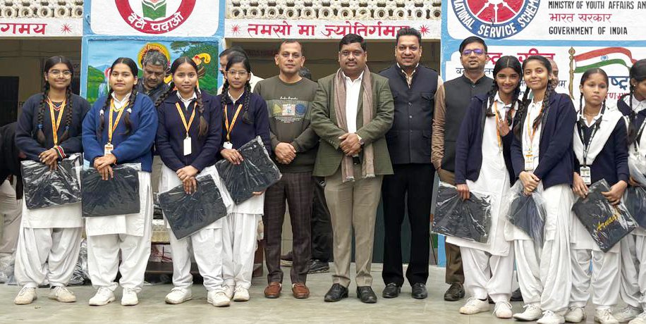 गरीब जरूरतमंद स्कूली बच्चों को गर्म जर्सी वितरित की, स्कूल के पुराने दिन बुहत सही थे,दिलवाले दोस्त थे और गुरूजनों को सम्मान दिया जाता था- दवेन्द्र अग्रवाल