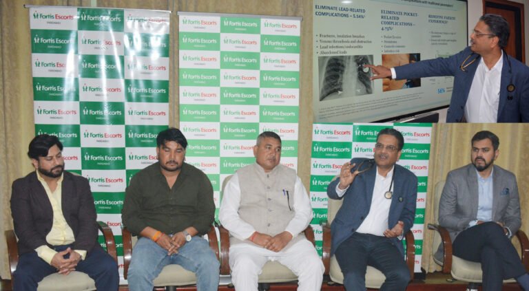 फोर्टिस एस्कॉर्ट्स फरीदाबाद ने डुएल चैंबर लीडलैस पेसमेकर की मदद से किया दुर्लभ पेसमेकर इंफेक्शन का सफल उपचार; 58-वर्षीय मरीज़ का जीवनघातक सेप्सिस से किया बचाव