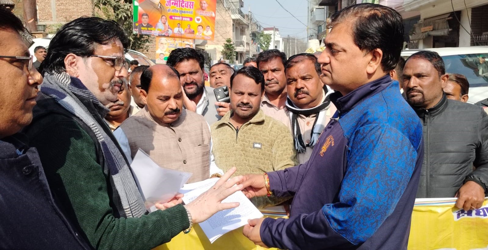 नगरपालिका कर्मचारी संघ हरियाणा के सैकडो कर्मचारियों ने विधायक आवास पर प्रदर्शन किया और  दिया ज्ञापन