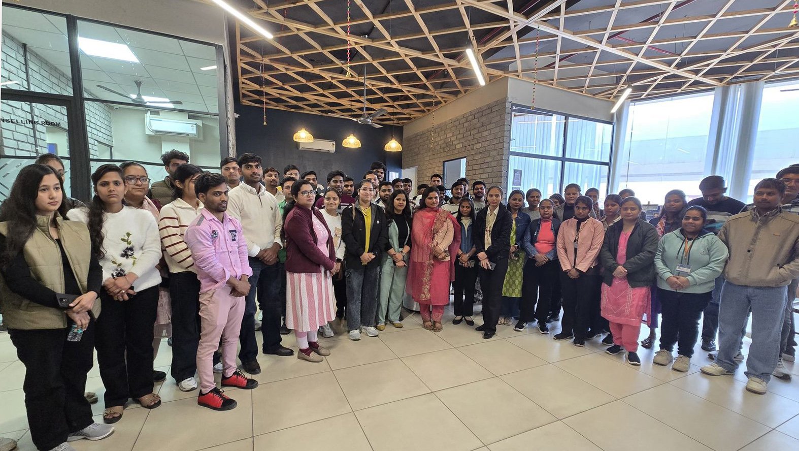 अग्रवाल कॉलेज बल्लभगढ़ के कंप्यूटर विज्ञान और प्रबंधन विभाग ने औद्योगिक भ्रमण का आयोजन किया