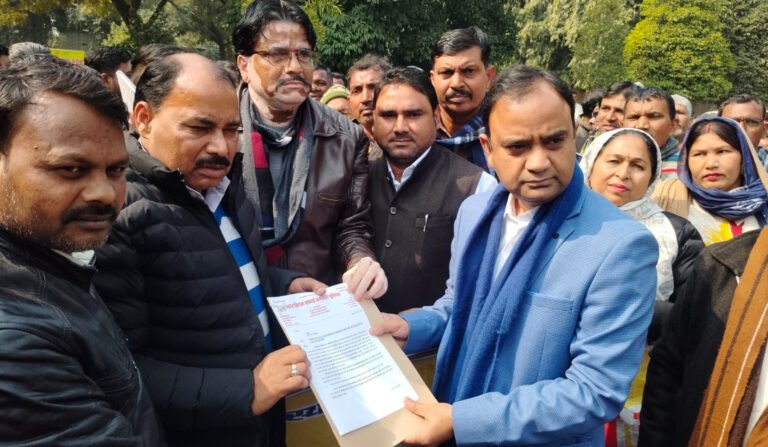 निगम के सफाई कर्मचारियों ने नगर निगम मुख्यालय पर जोरदार प्रदर्शन किया, निलंबित सफाई दरोगाओं को तुरन्त बहाल करने की मांग की  