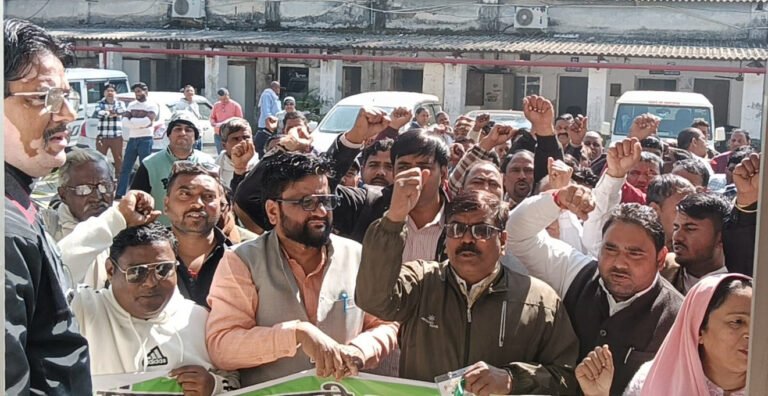 नगर निगम फरीदाबाद के स्पेशल सैनिटेशन ऑफिसर के खिलाफ लामबंद हुआ सैनिटेशन स्टाफ यूनियन के  कर्मचारी, लगाए भेदभाव गलत आचरण के आरोप