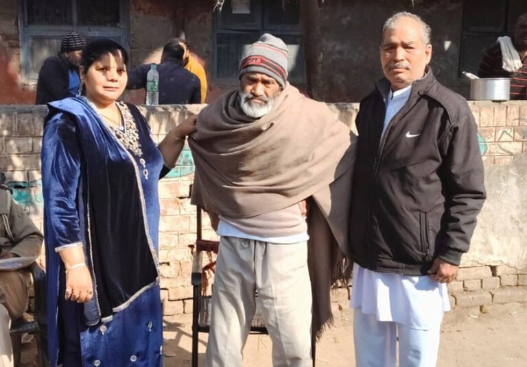 बिमार और मानसिक रूप से अस्वस्थ लावारिस वृद्व का   सहारा बना ताऊ देवीलाल वृद्वाश्रम